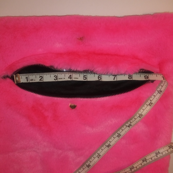 Super Soft Crossbody Bag w/ Removable Chain Stra - Picture 5 of 8